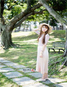 《强行扒开女同桌腿玩弄的视频》